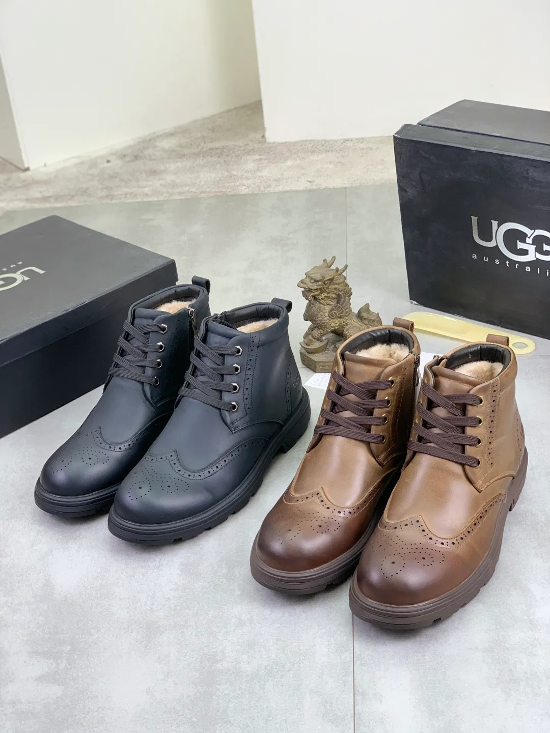 Men's shoes 💰P620 [New style] 💰 🆘 "Real wool" [UGG] 👉The popular men's shoes are synchronized with the official website 🔰The quality [proud] is not comparable to the imitations in the general market 🌀The upper is imported Italian frosted cowhide, and the lining: foot pads 🅰️Grade 🐑Real wool👻Only Grade A can show the effect The hand feels smooth and delicate 🔱The shoe shape is grand, only the factory can do it 🎄The perfect toughness of the original outsole 👻⬛️ can allow customers to say goodbye to one-time consumption. Real wool lining, super warm. Brown and gray available. Size: 38-44